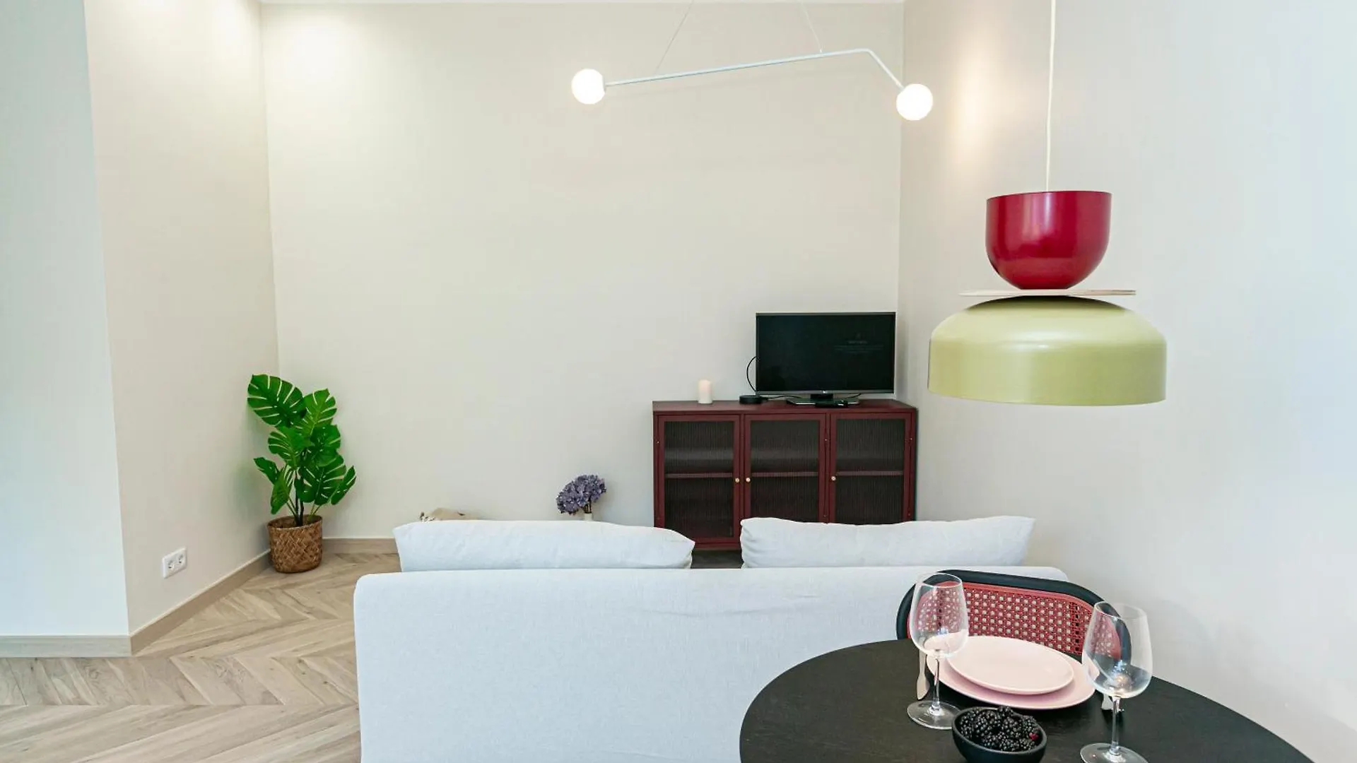Rakowiecka - Bezplatny Parking - Free Parking - Stacja Metra 500M - Underground Station 500M Better Rental Warsaw Apartment