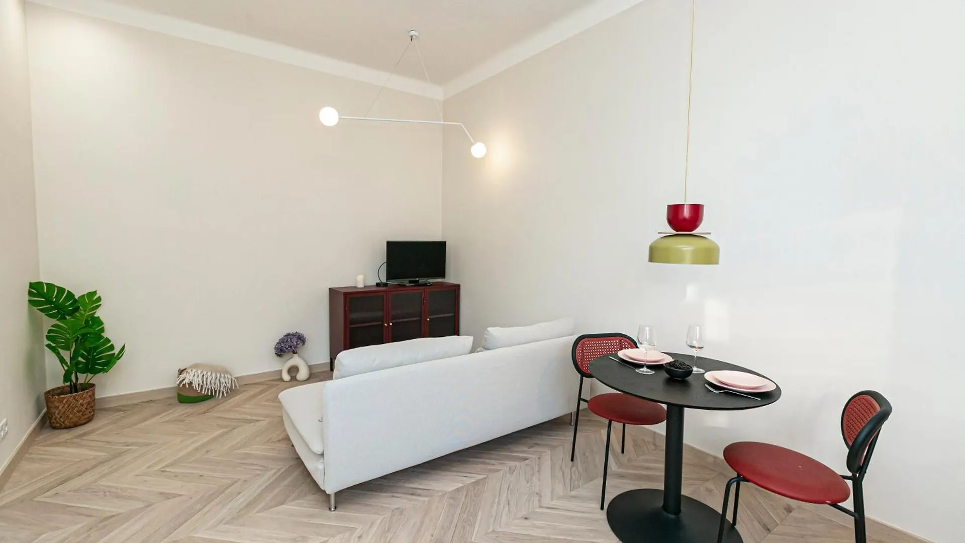 Rakowiecka - Bezplatny Parking - Free Parking - Stacja Metra 500M - Underground Station 500M Better Rental Warsaw Poland